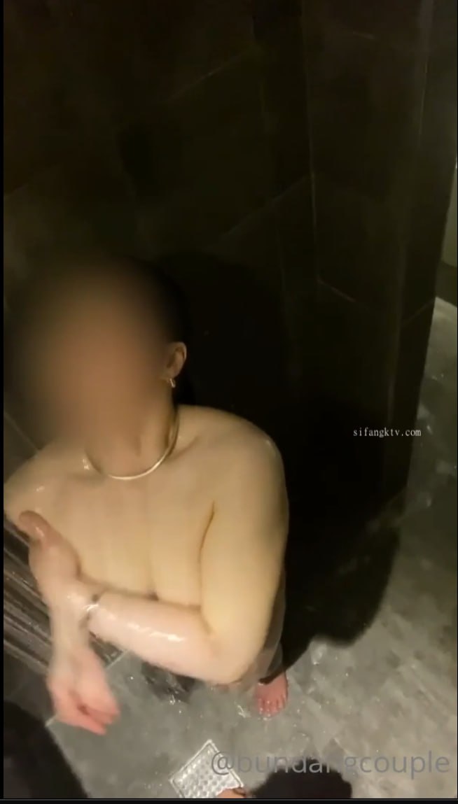 四虎影视无码永久免费1515大白天开门操老婆，从屋内操到